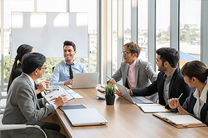 employees-discussing-self-funded-insurance